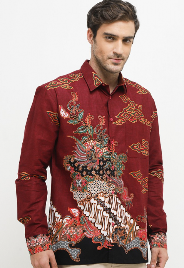 Pola batik dengan warna merah maroon